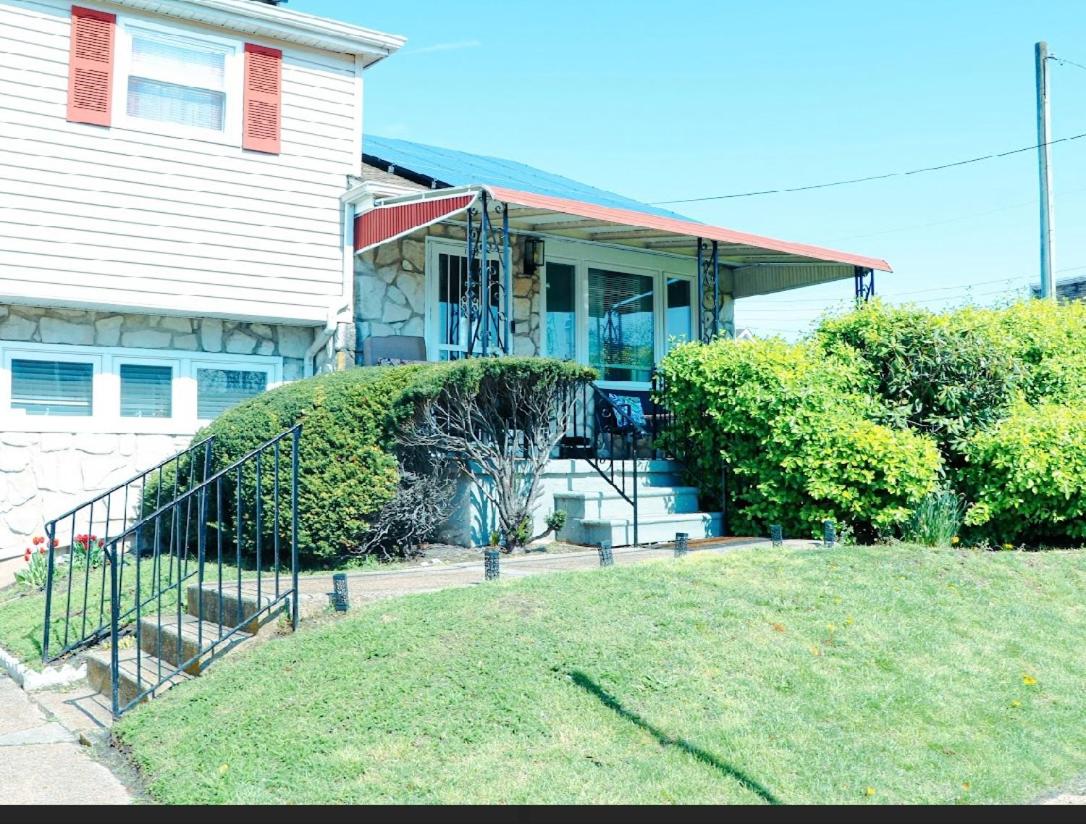 Cozy Colorful Luxury Family Home, House or Romantic Atlantic City Getaway, Fast Wifi, Free Parking, Work station, Alexa enabled, Fenced in Backyard, Patio, - Image 3