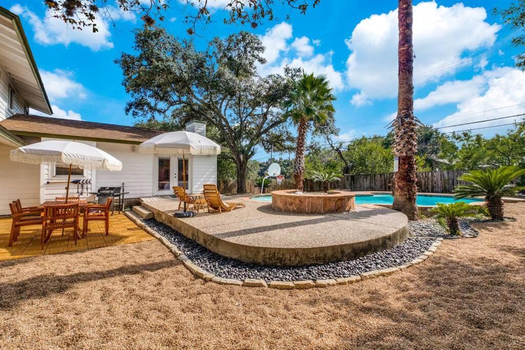 4 Bdrms Heated Pool, Hot Tub, 10 Minutes to Downtown view 5