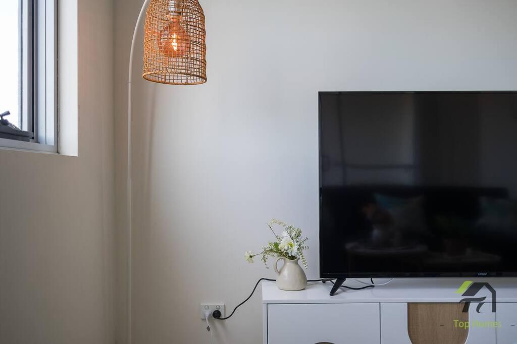 Vivid Unit Next to Campsie 6 mins to train station