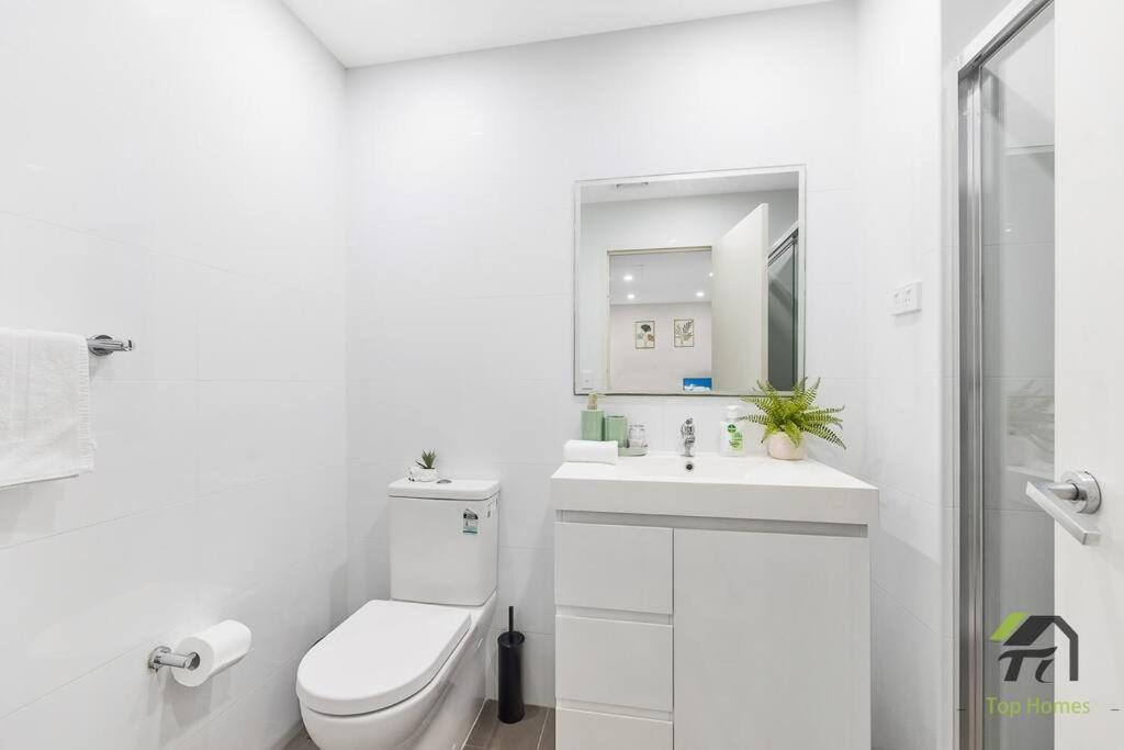 Vivid Unit Next to Campsie 6 mins to train station
