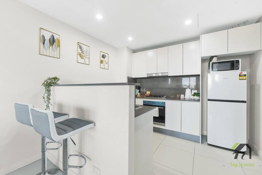 Vivid Unit Next to Campsie 6 mins to train station