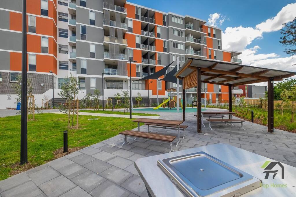 Vivid Unit Next to Campsie 6 mins to train station