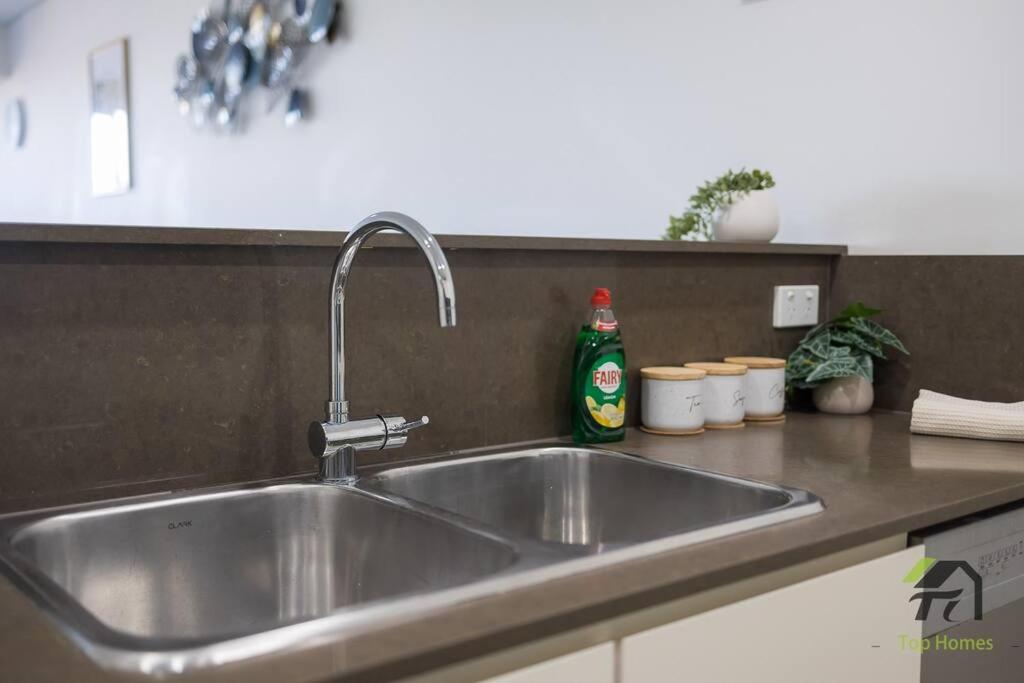 Vivid Unit Next to Campsie 6 mins to train station