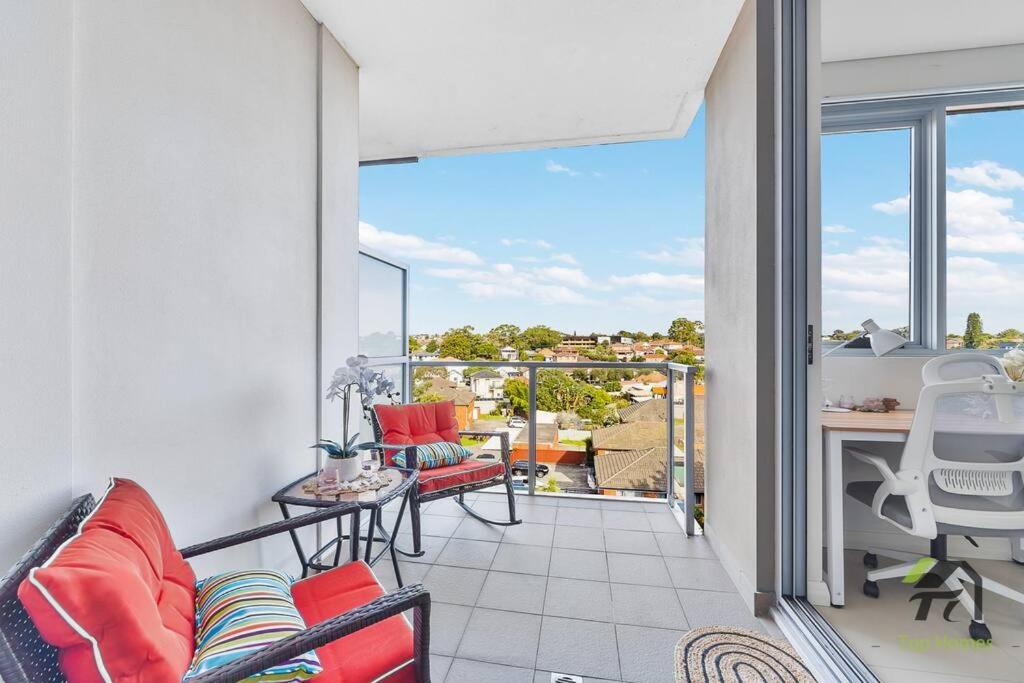 Vivid Unit Next to Campsie 6 mins to train station