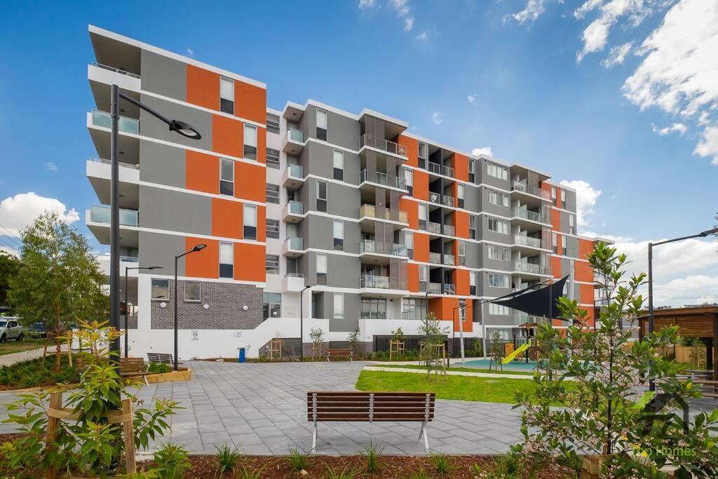 Vivid Unit Next to Campsie 6 mins to train station