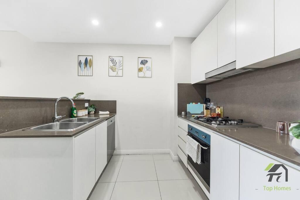 Vivid Unit Next to Campsie 6 mins to train station