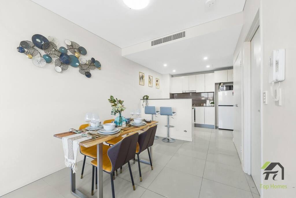 Vivid Unit Next to Campsie 6 mins to train station