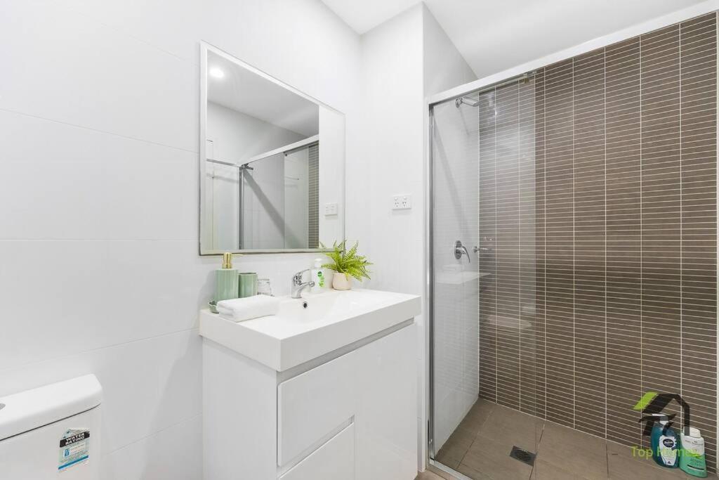 Vivid Unit Next to Campsie 6 mins to train station