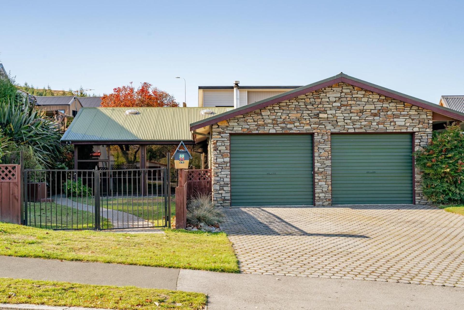 Lake Stroll Charm - Wanaka Holiday Home view 4