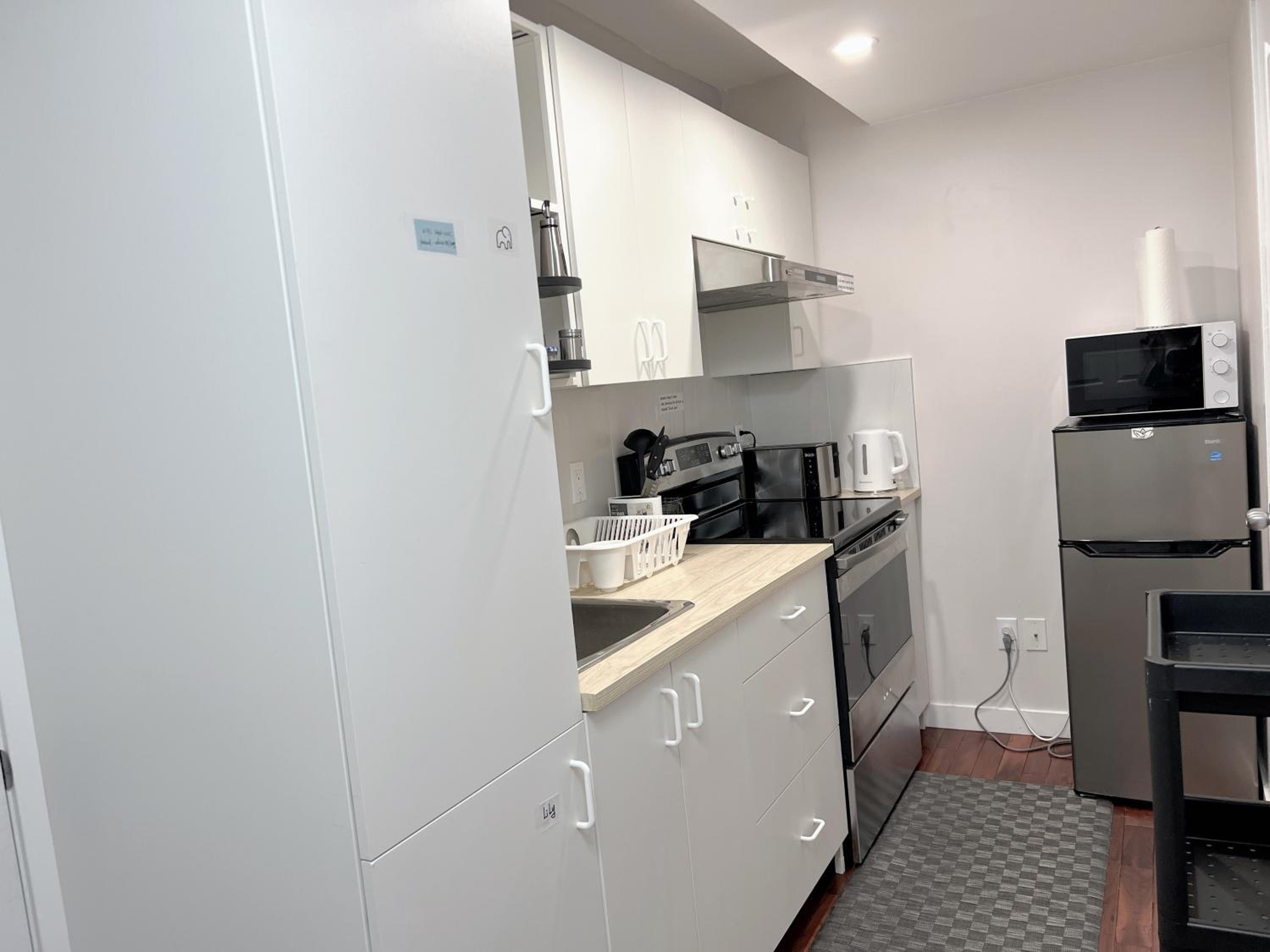Lily room near golf and banff costco newly renovated queen size bed Single bathroom sofa TV