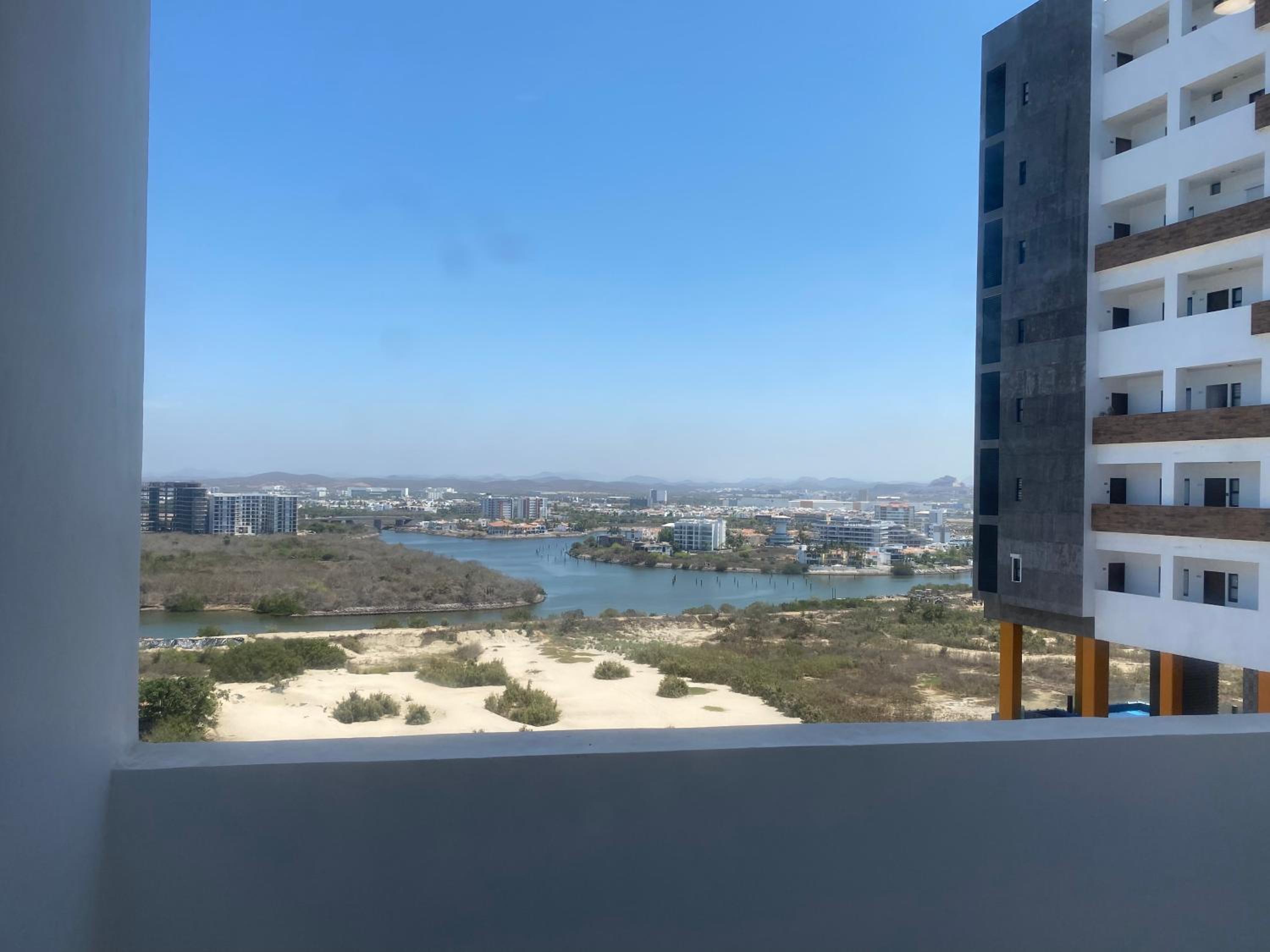 Bonito departamento con gran vista al mar y piscina en piso 12 view 5