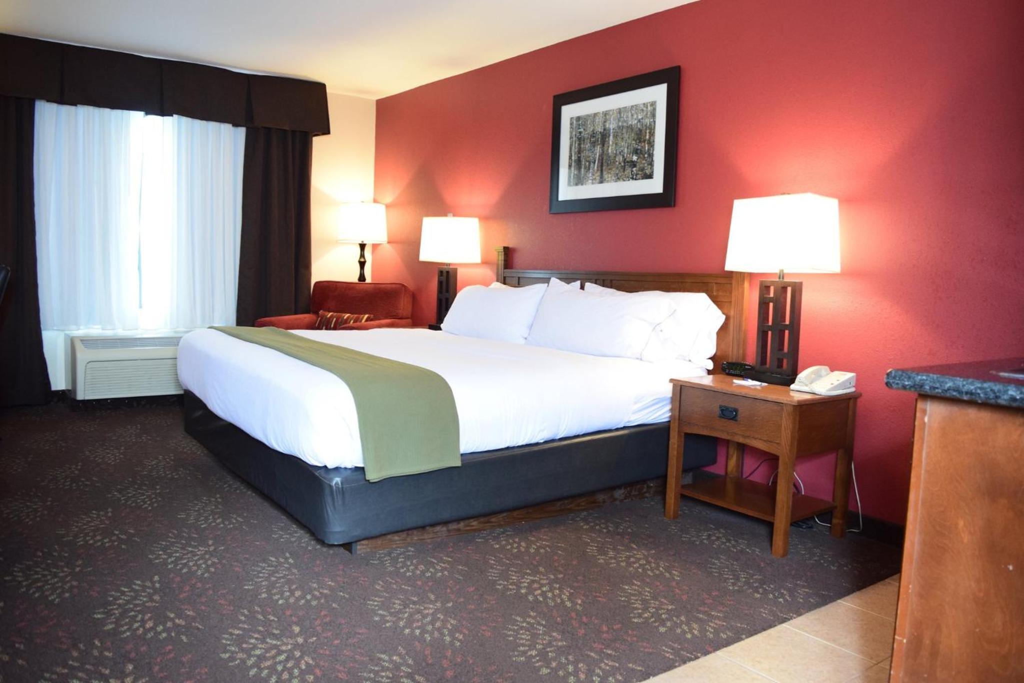 Athens Vacations - Holiday Inn Express Hocking Hills-Logan, an IHG Hotel - Property Image 4