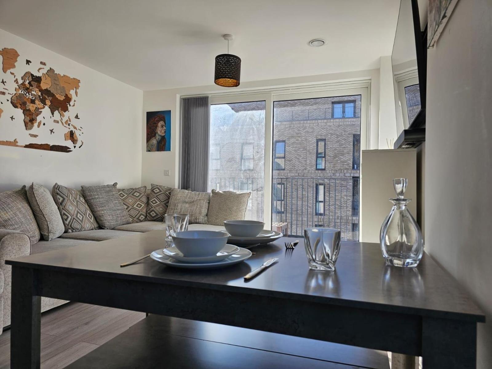 Luxury 1-Bed Apartment with balcony & Free parking view 3