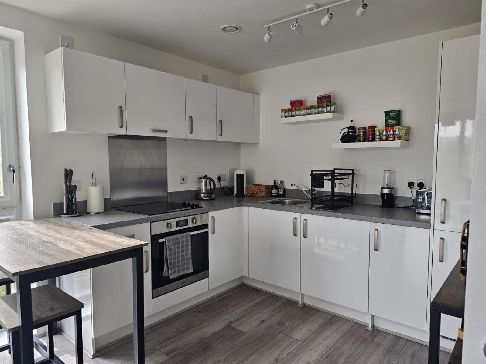 Luxury 1-Bed Apartment with balcony & Free parking view 5