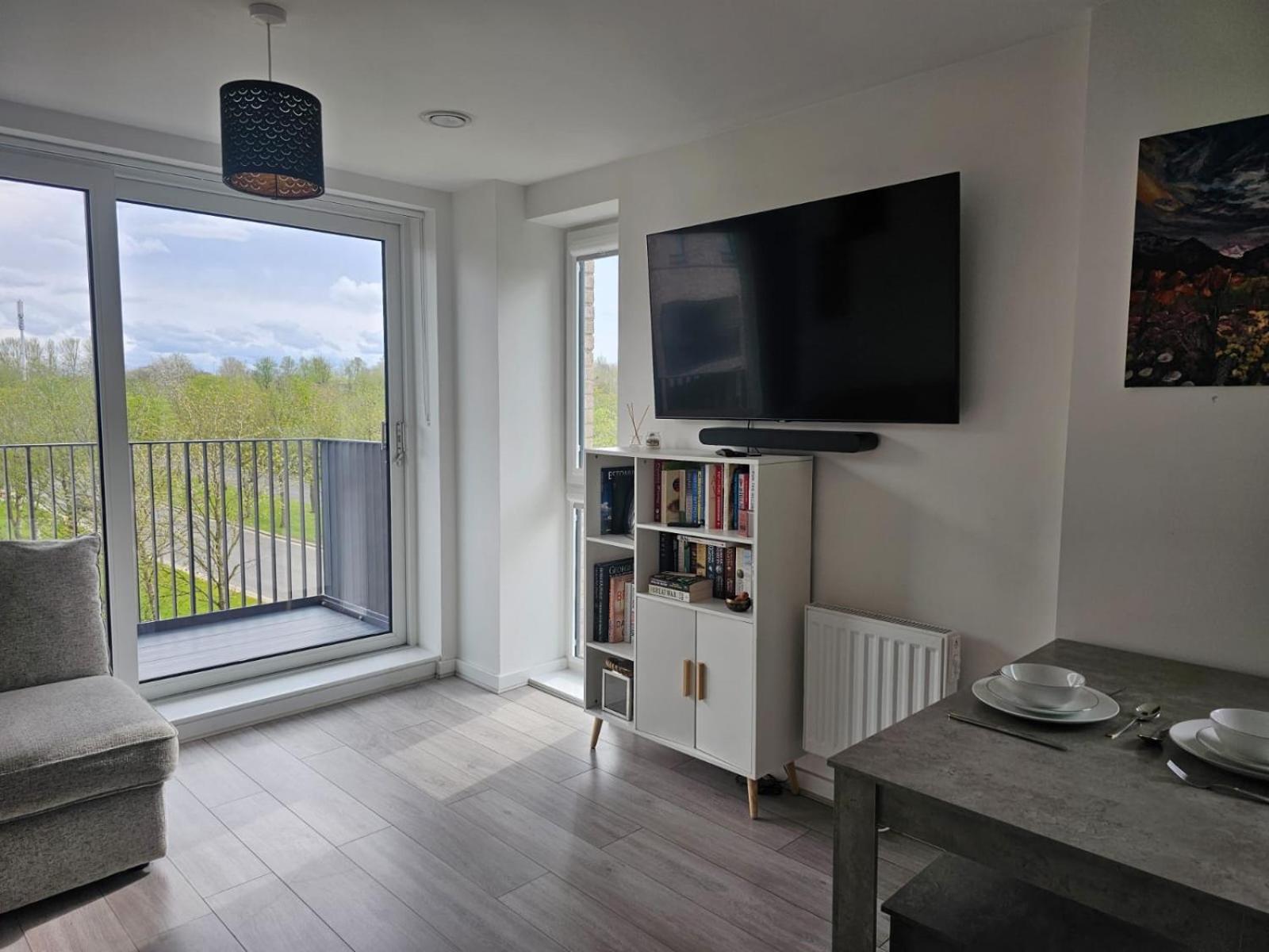 Luxury 1-Bed Apartment with balcony & Free parking view 4
