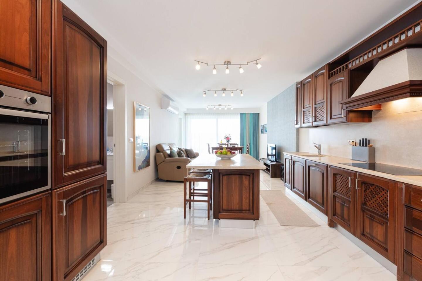 Ivory Suite seafront with views!- Fl 12 by Homely photo 3