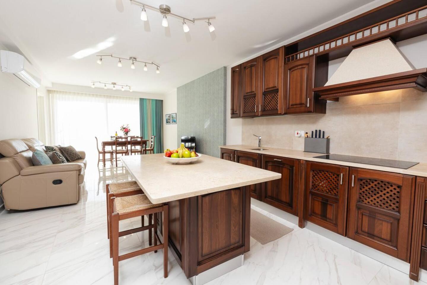 Ivory Suite seafront with views!- Fl 12 by Homely photo 2
