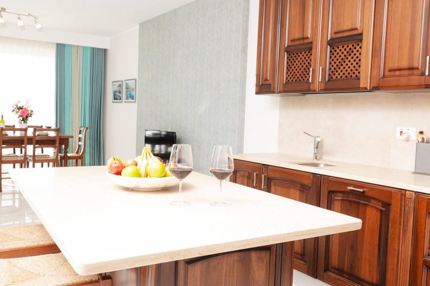 Ivory Suite seafront with views!- Fl 12 by Homely photo 5