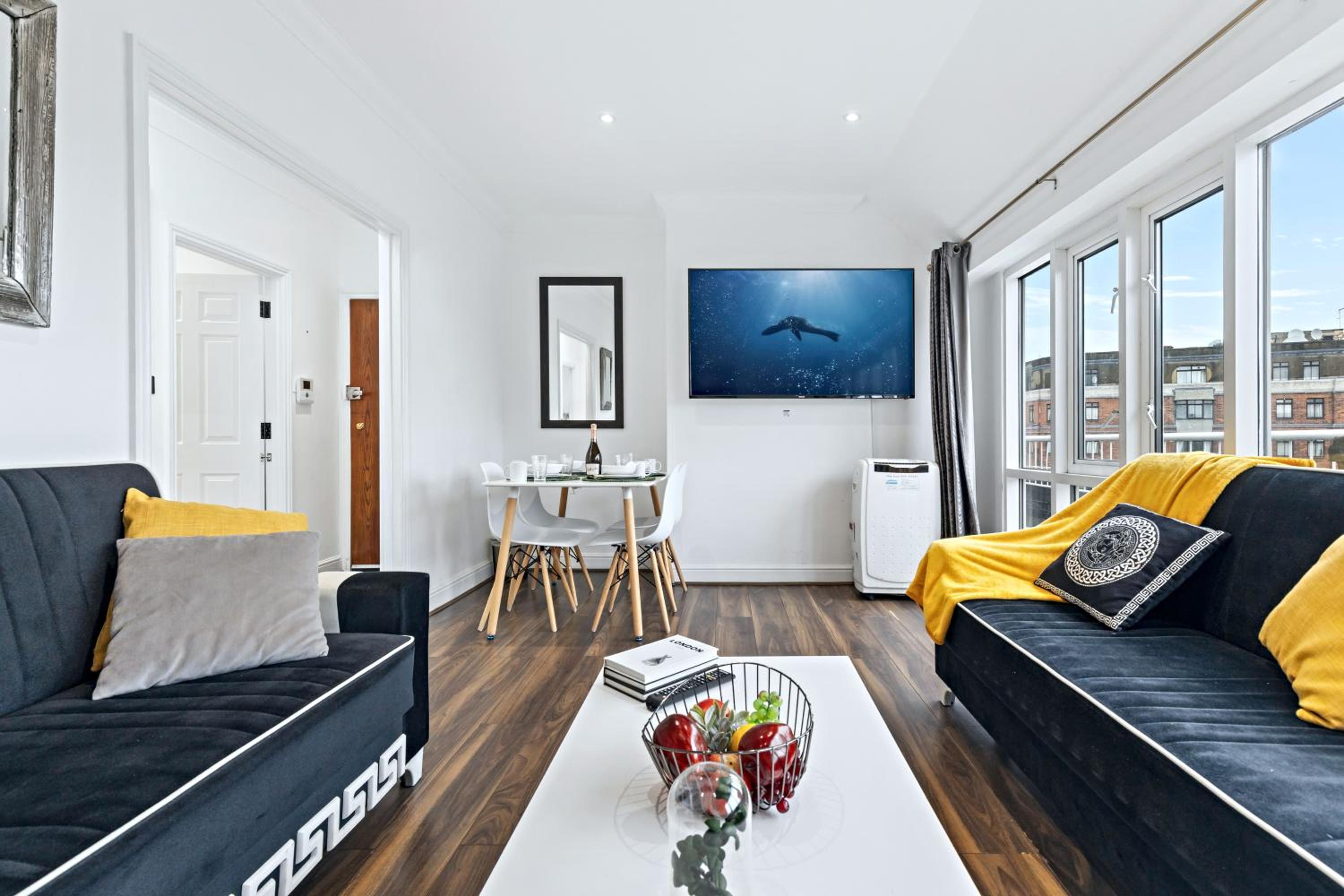 Mayfair Haven Stylish 2 Bed in Central London 65GCM