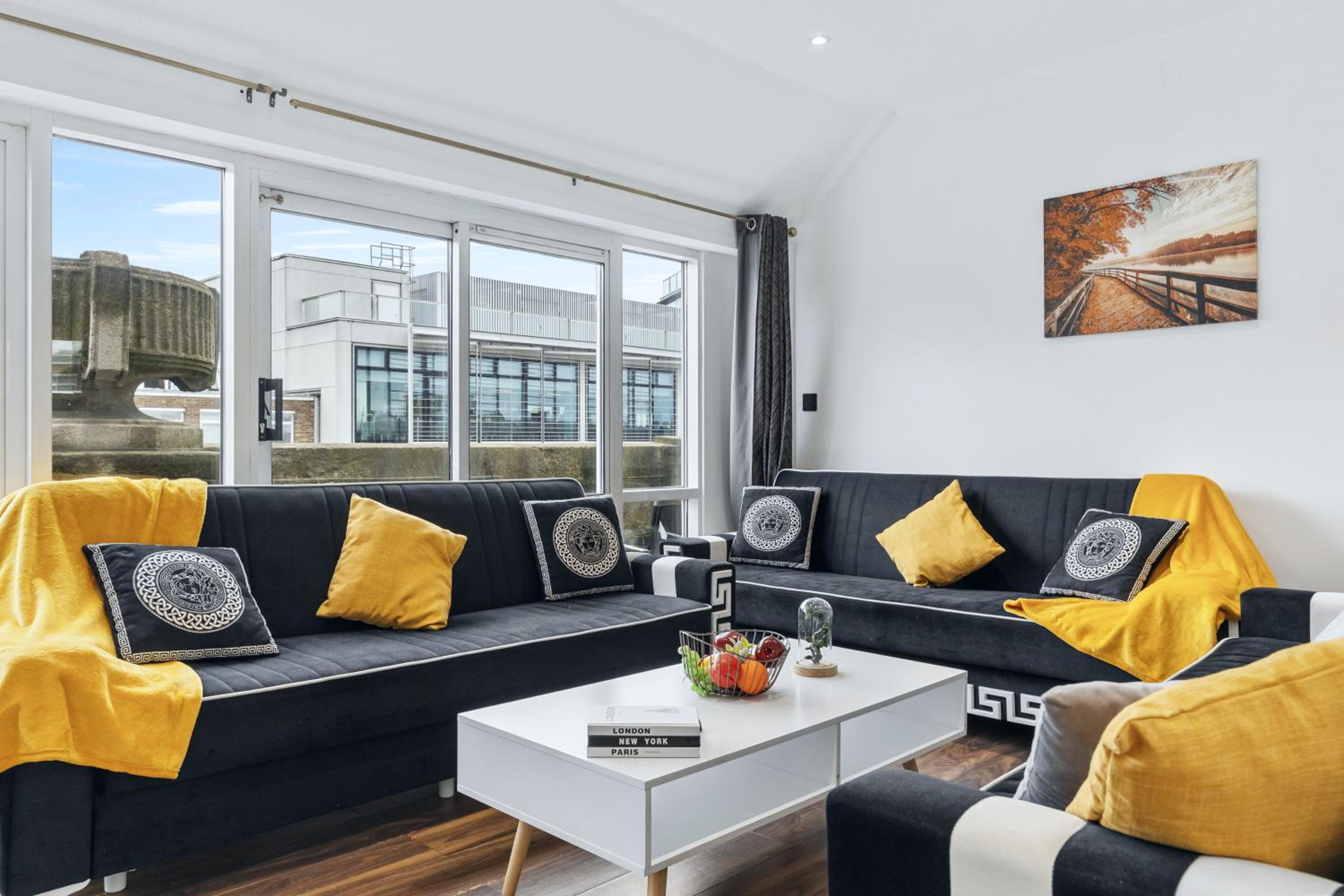 Mayfair Haven Stylish 2 Bed in Central London 65GCM