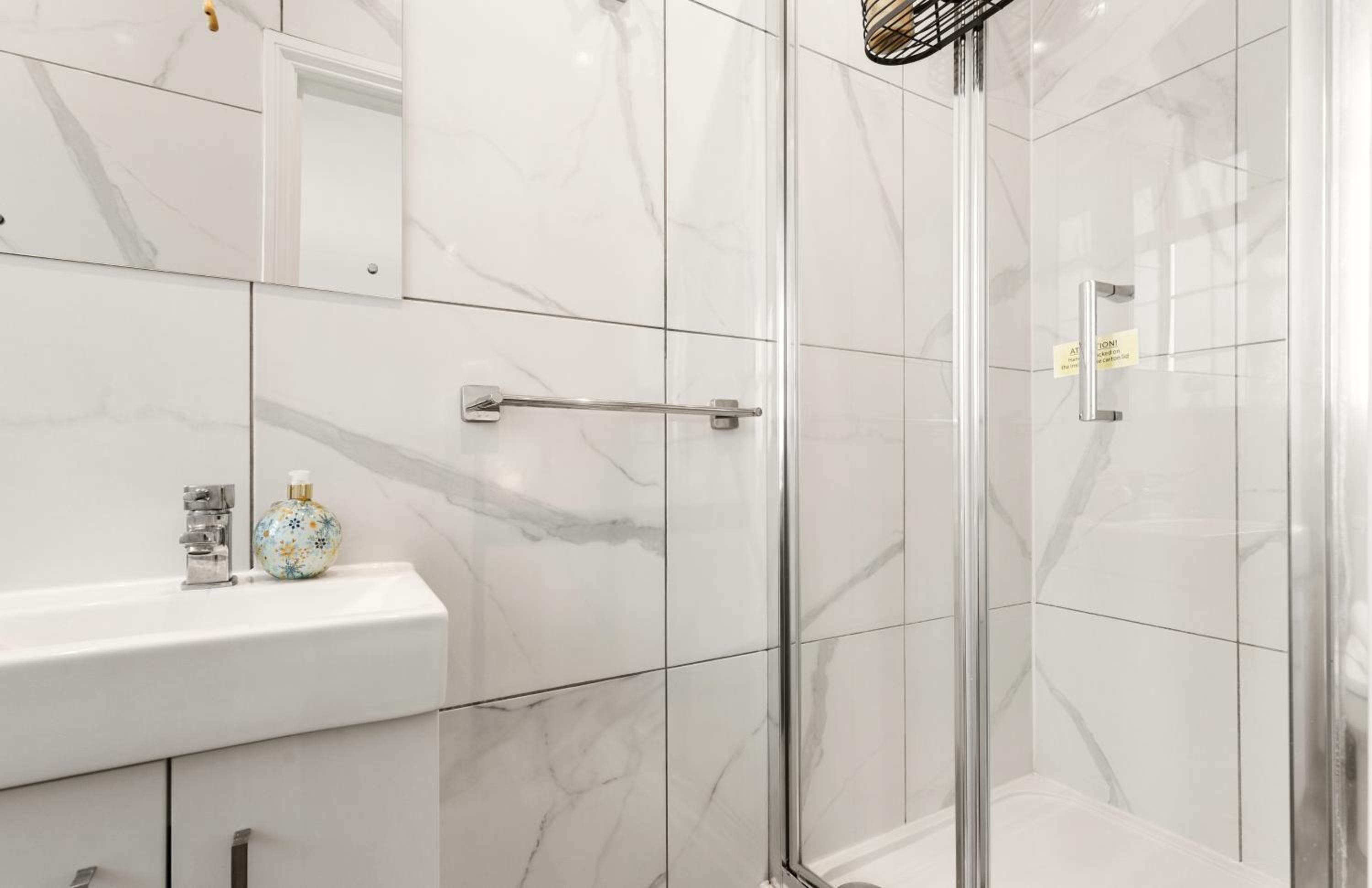 Mayfair Haven Stylish 2 Bed in Central London 65GCM