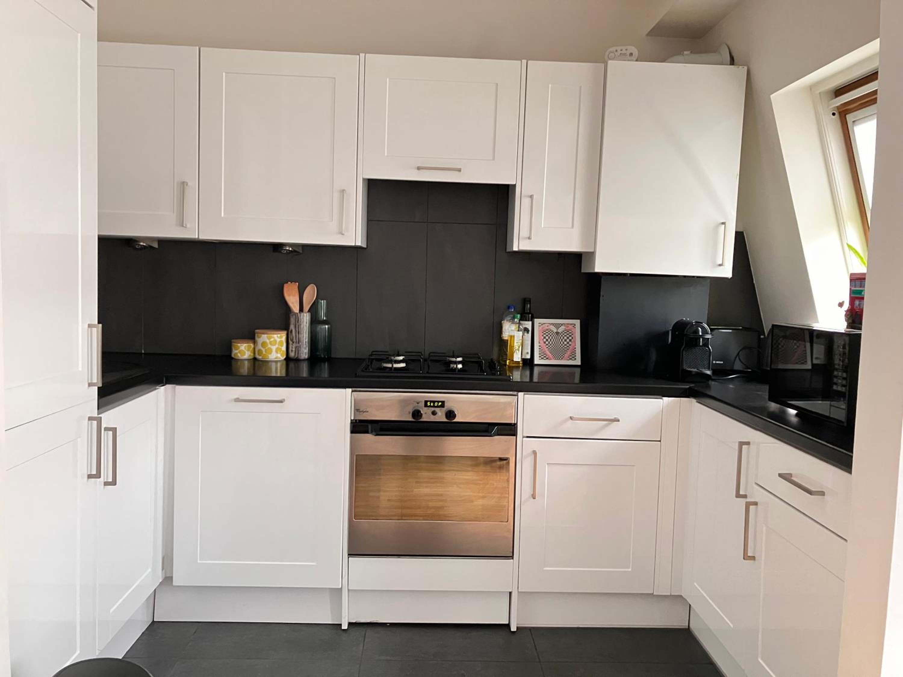 Spacious KENSINGTON Apartment - GREAT LOCATION