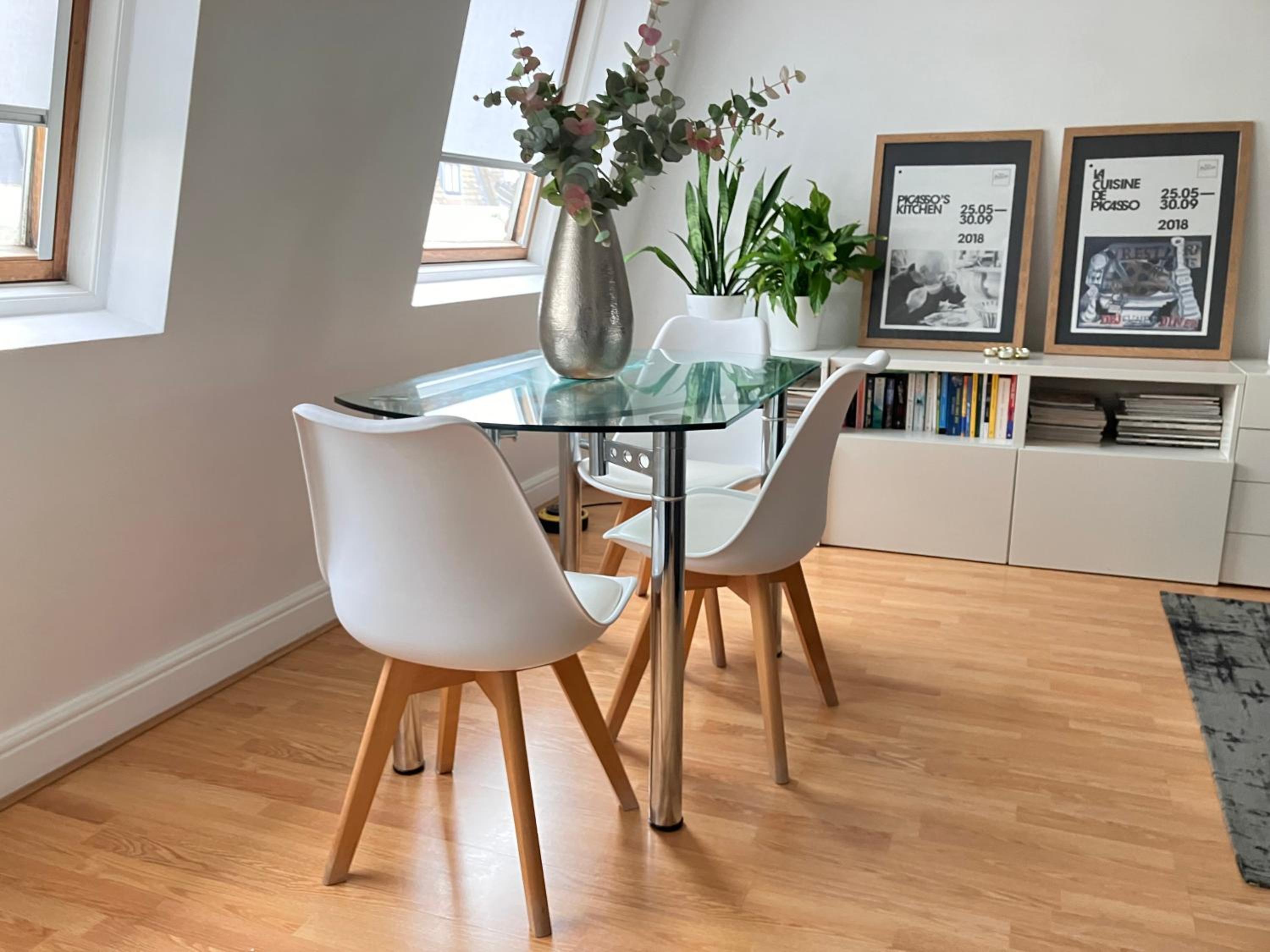 Spacious KENSINGTON Apartment - GREAT LOCATION
