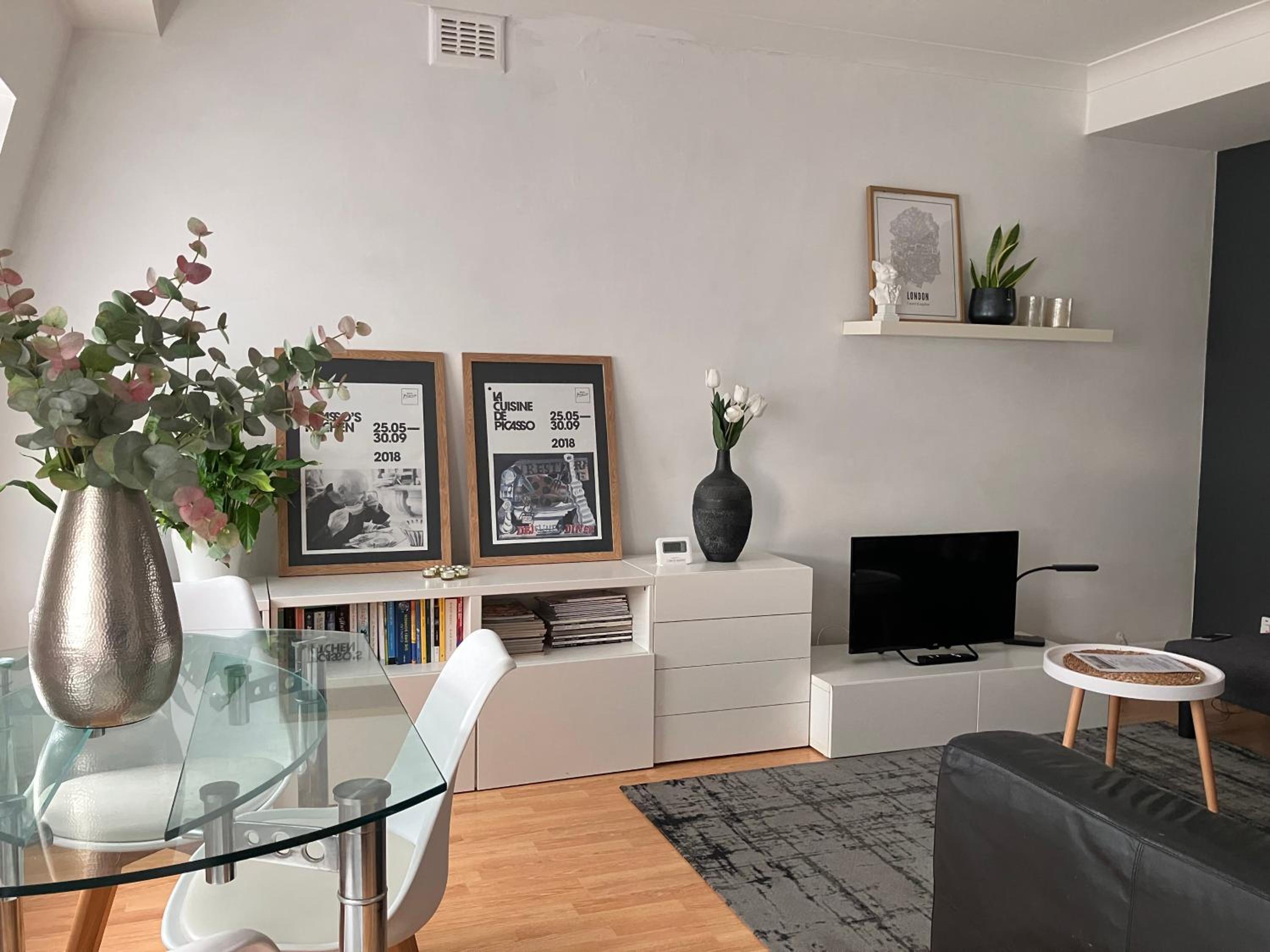 Spacious KENSINGTON Apartment - GREAT LOCATION