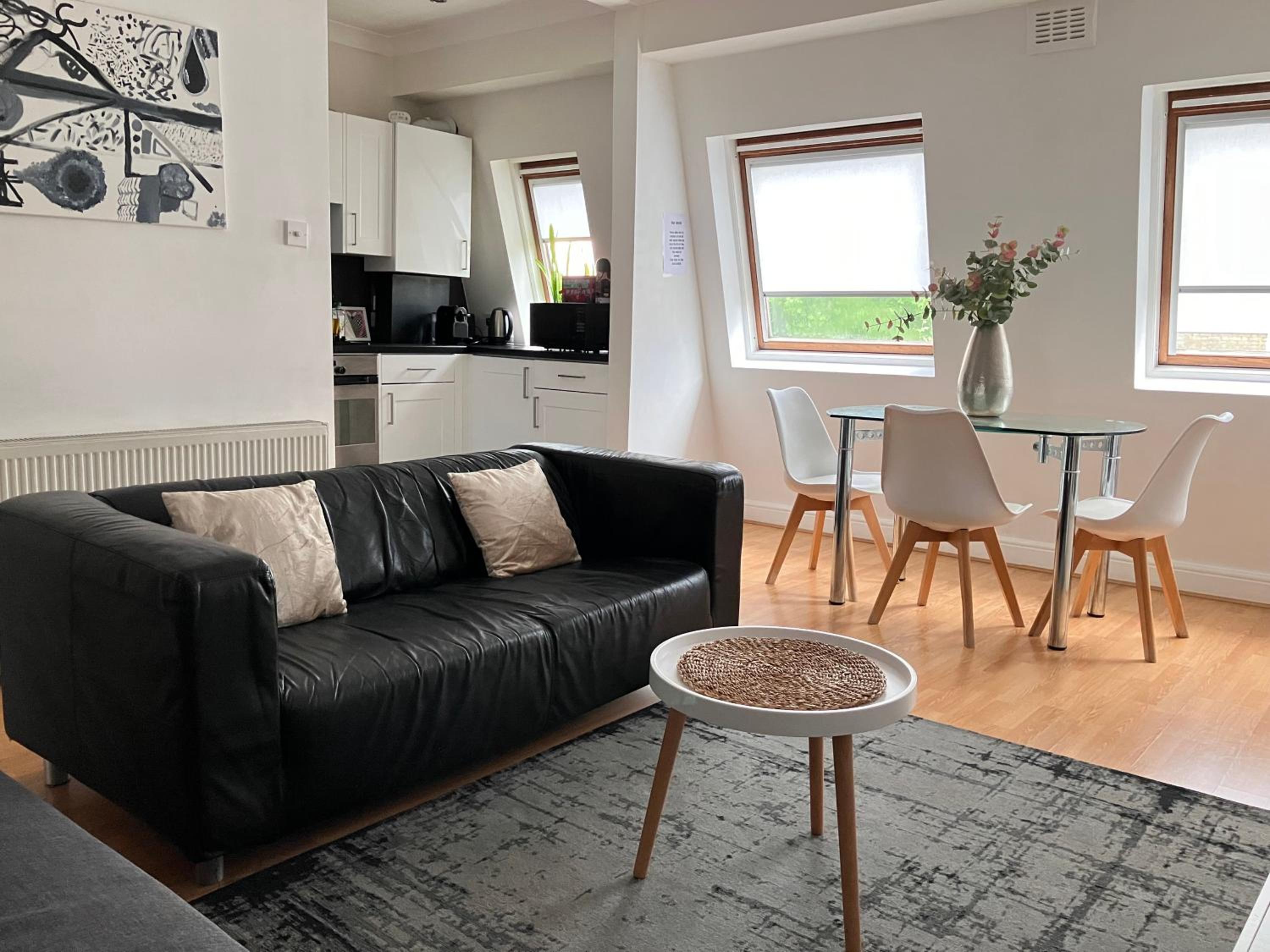 Spacious KENSINGTON Apartment - GREAT LOCATION
