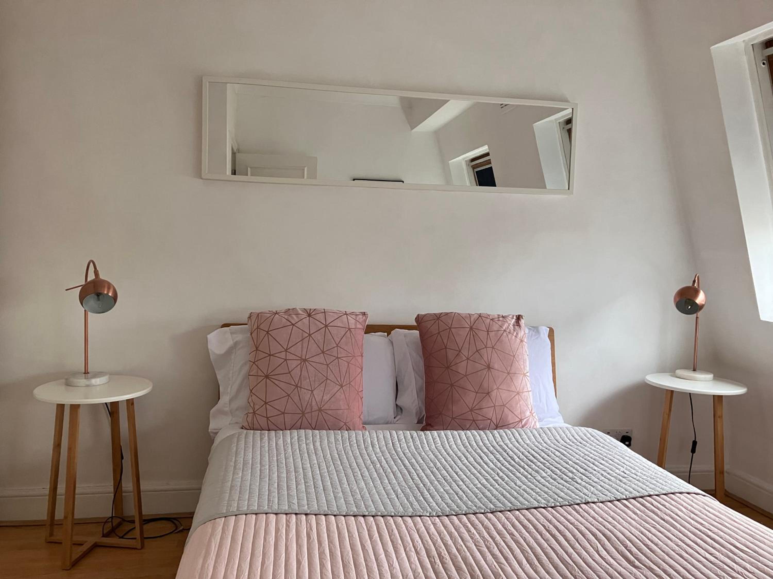Spacious KENSINGTON Apartment - GREAT LOCATION