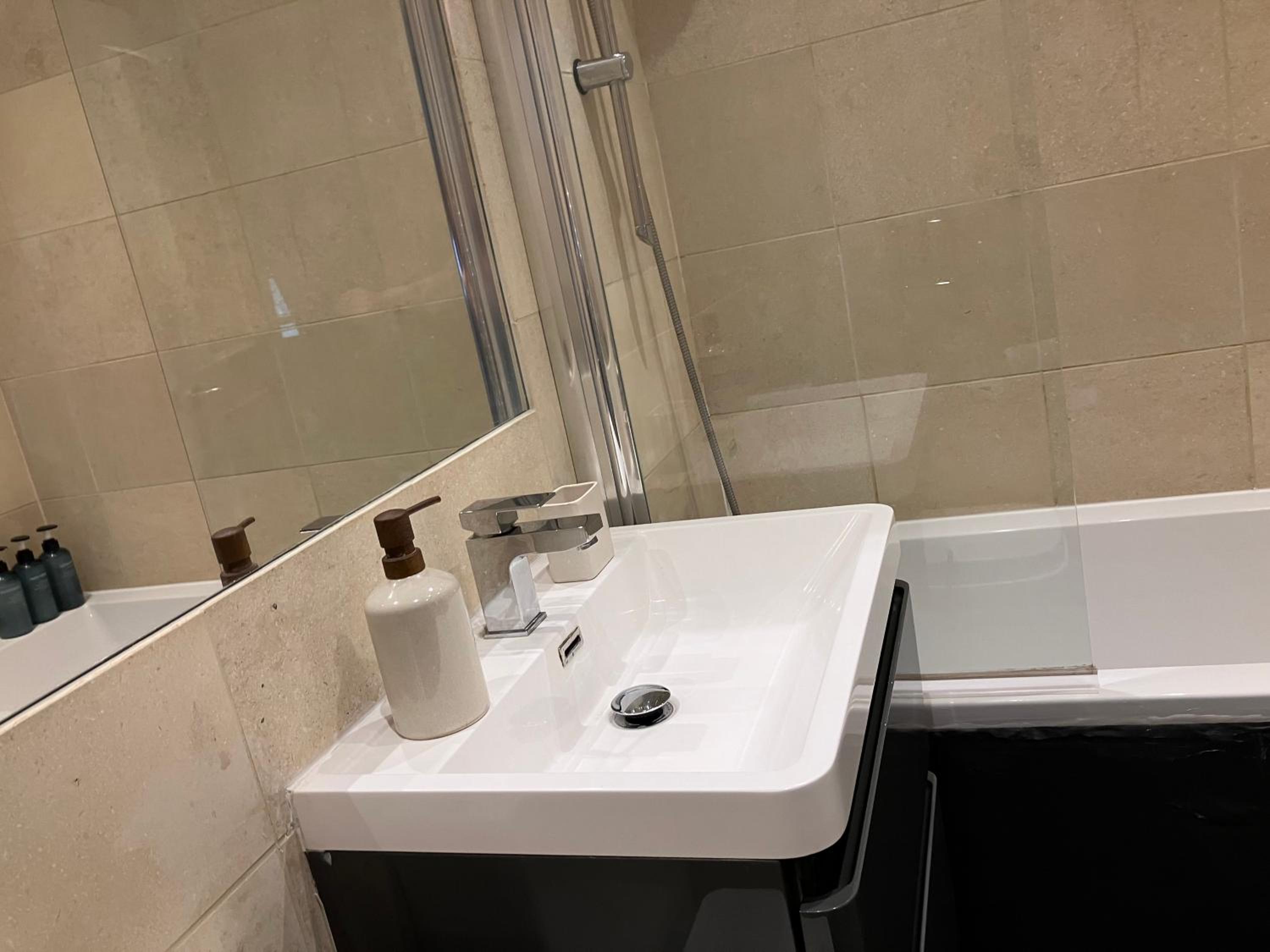 Spacious KENSINGTON Apartment - GREAT LOCATION