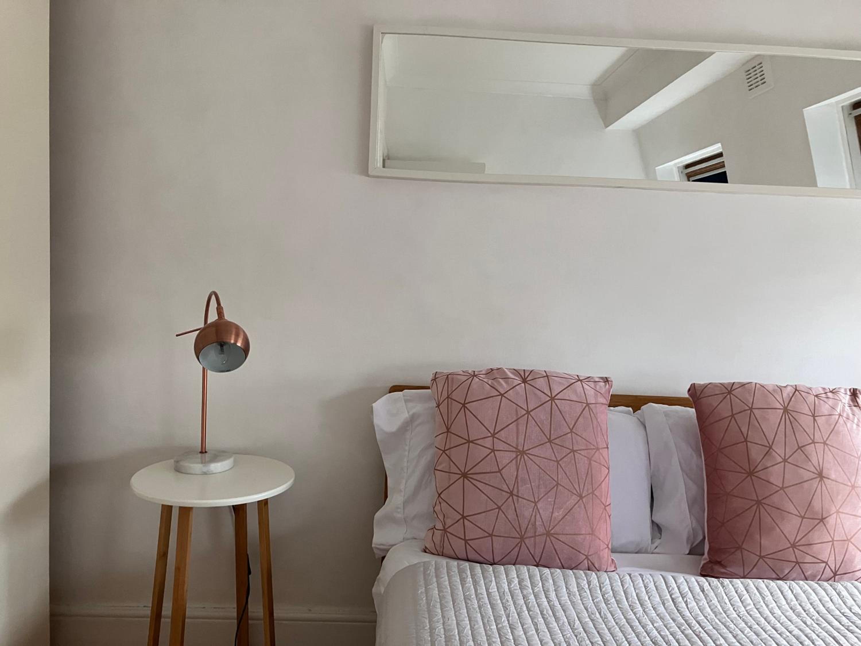 Spacious KENSINGTON Apartment - GREAT LOCATION