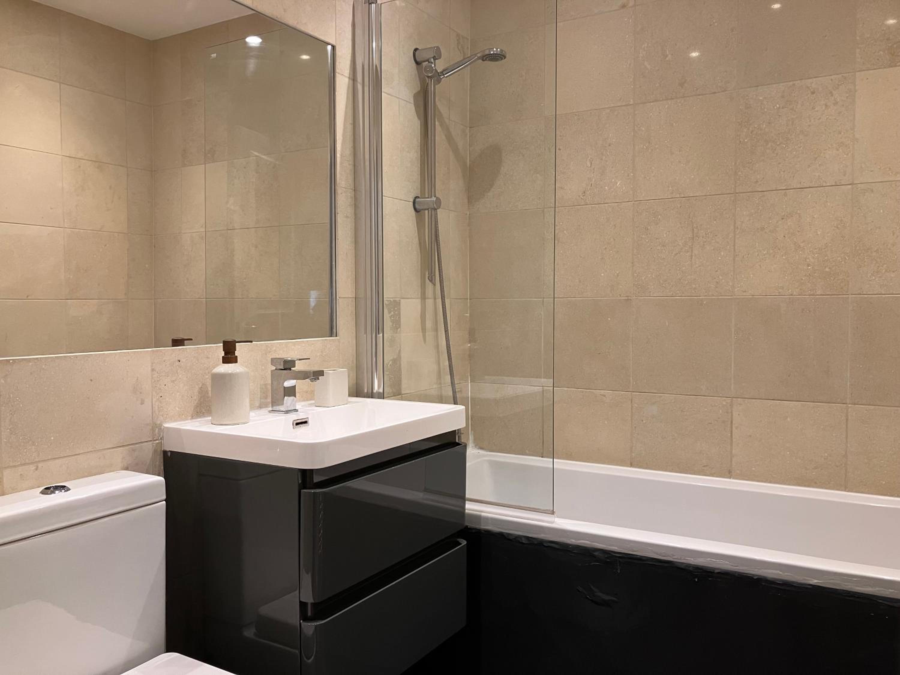 Spacious KENSINGTON Apartment - GREAT LOCATION