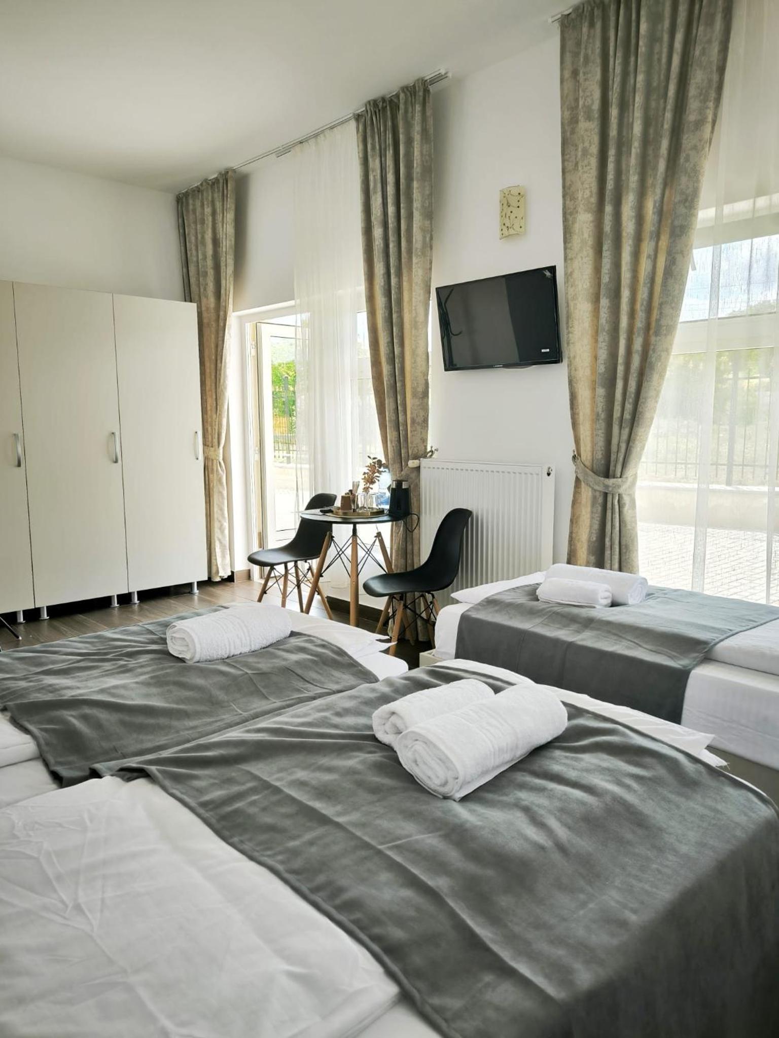 Adriana Touristik Hostel 3 Stele Arad view 3