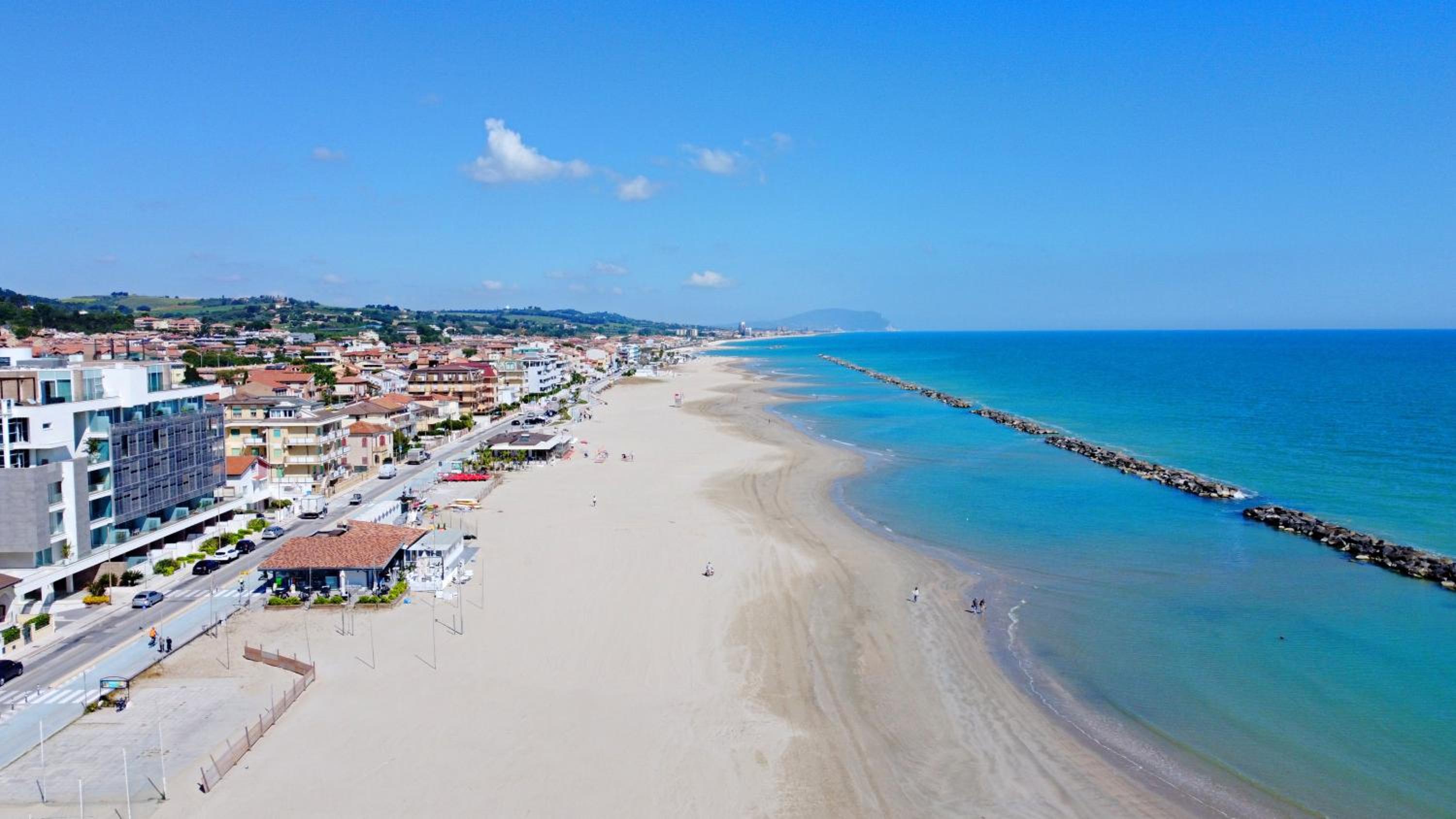 Luxury Seafront Apartment, Parking and Beach by Host Hero view 4