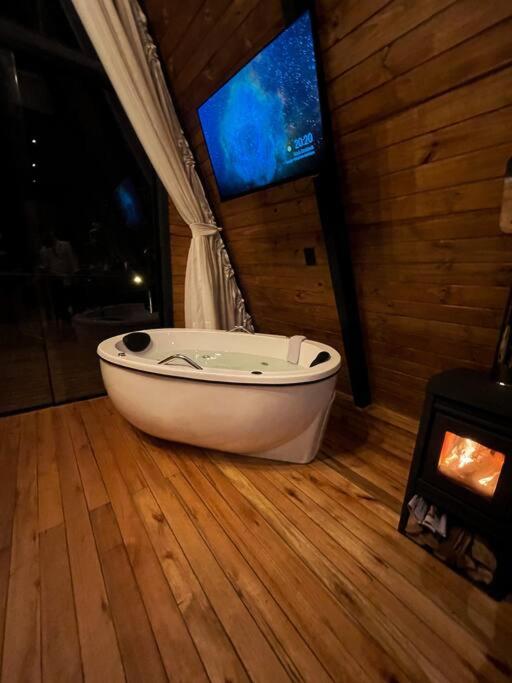Cabana romântica com hidromassagem próx ao centro.