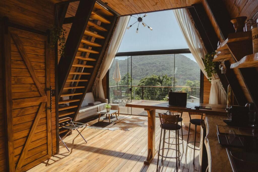 Cabana romântica com hidromassagem próx ao centro.