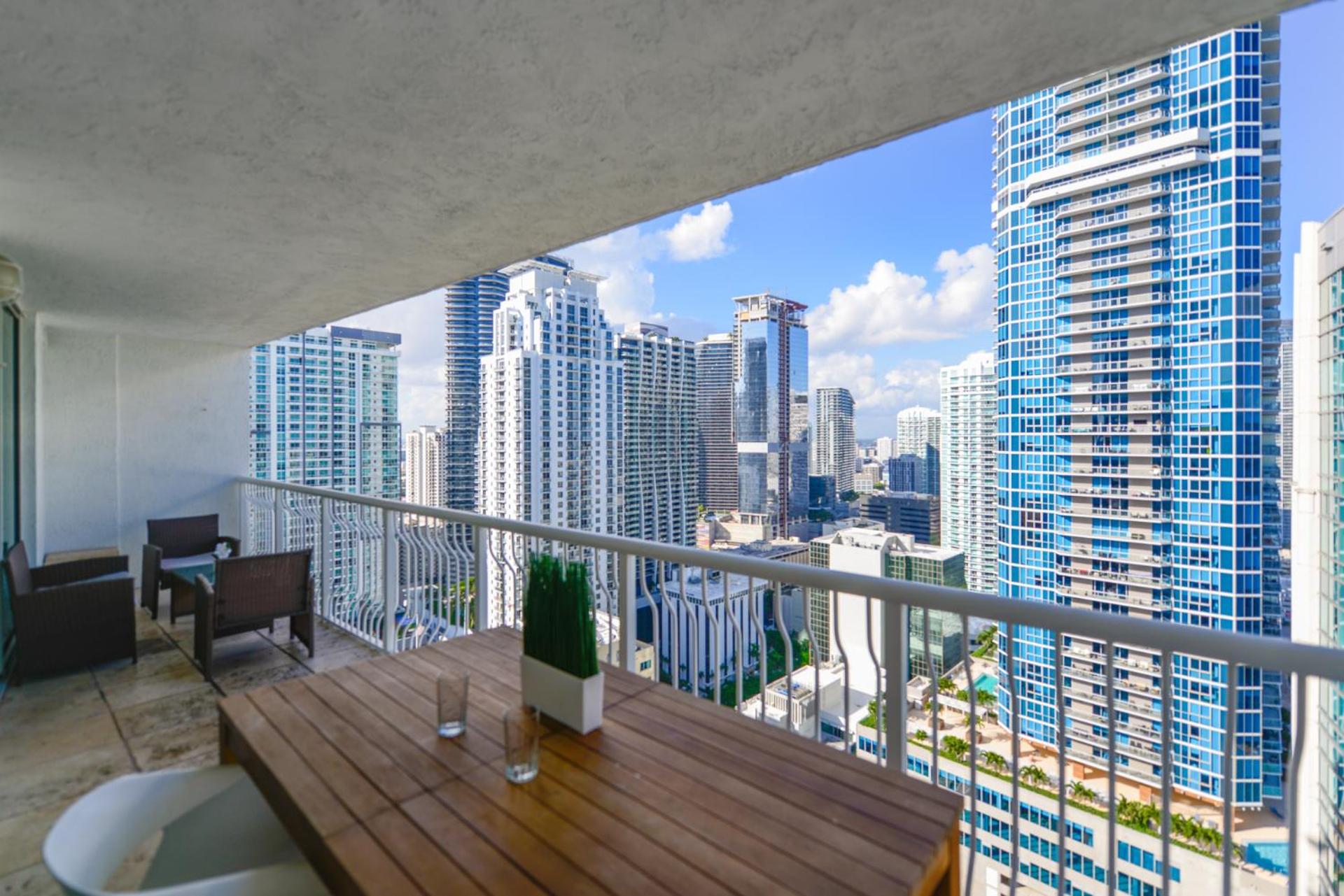 Brickell High Floor Beautiful View by Palermo Home Miami