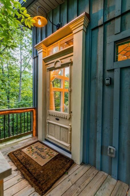 One-of-a-Kind Romantic Treehouse! Hot Tub & Jukebox, 1hr to Nashville! view 2