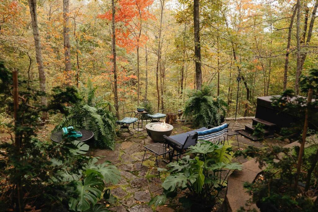One-of-a-Kind Romantic Treehouse! Hot Tub & Jukebox, 1hr to Nashville! view 3