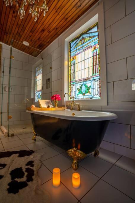 One-of-a-Kind Romantic Treehouse! Hot Tub & Jukebox, 1hr to Nashville! view 4