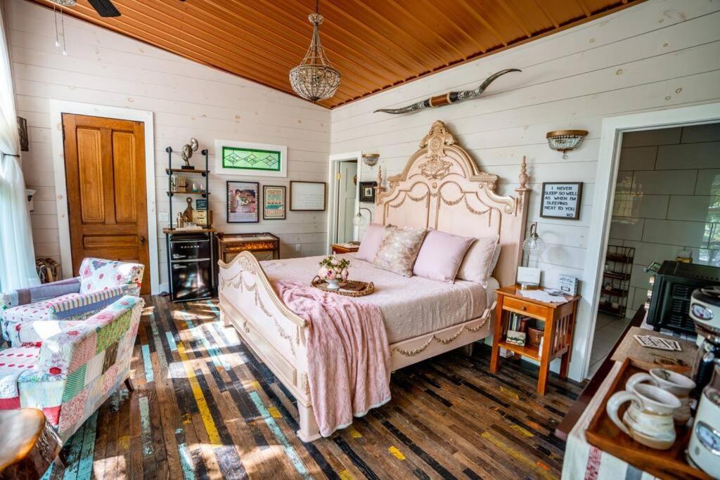 One-of-a-Kind Romantic Treehouse! Hot Tub & Jukebox, 1hr to Nashville! view 5