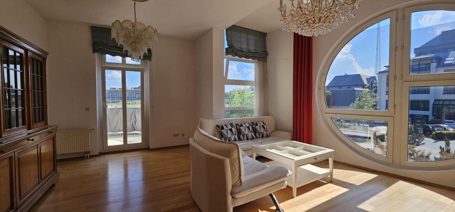 135qm 4 Zimmer Ferienwohnung in Stadtnähe, Wintergarten Parkplatz