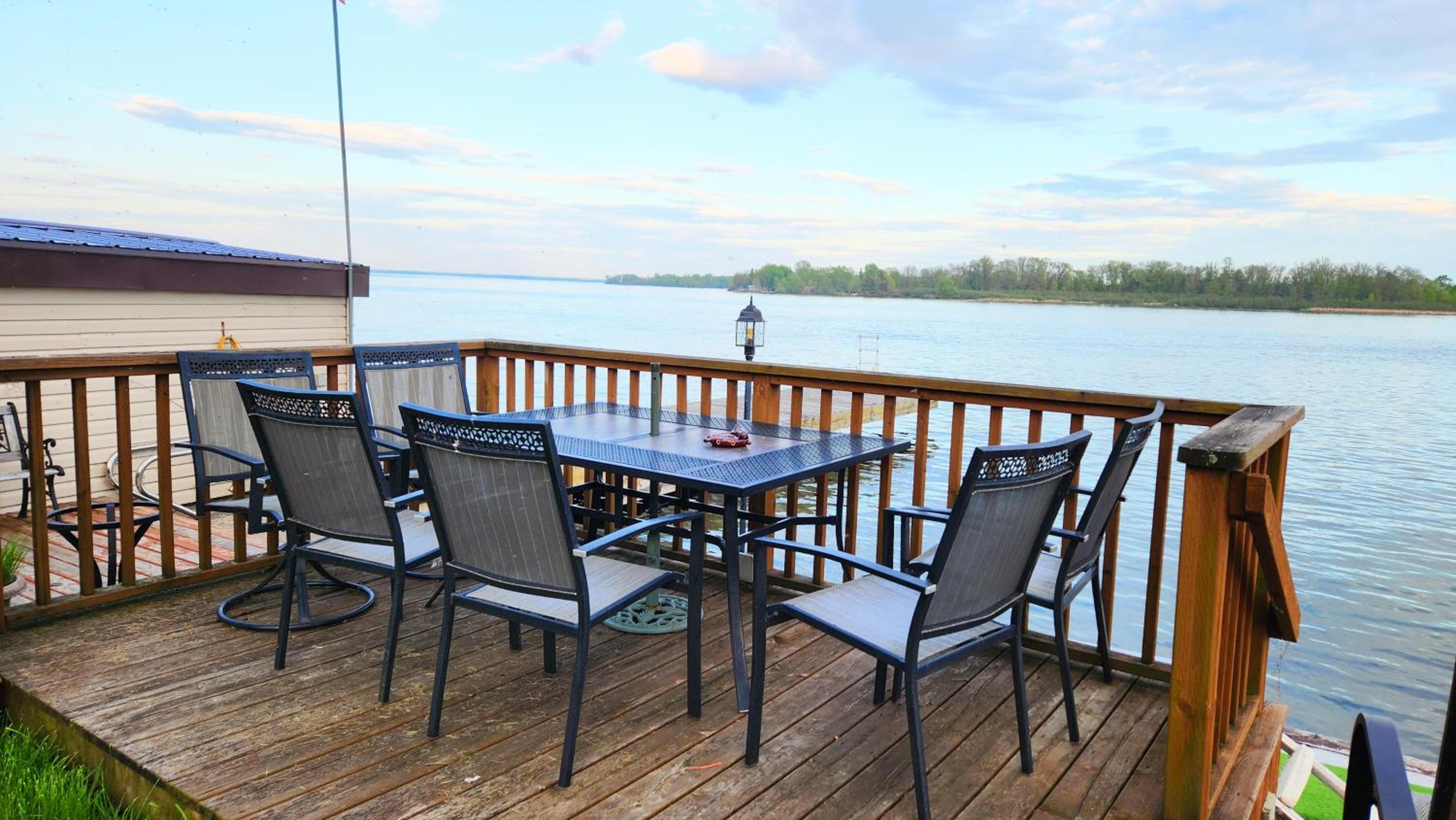 Skylight Waterfront home w/ amazing view/dock/boat