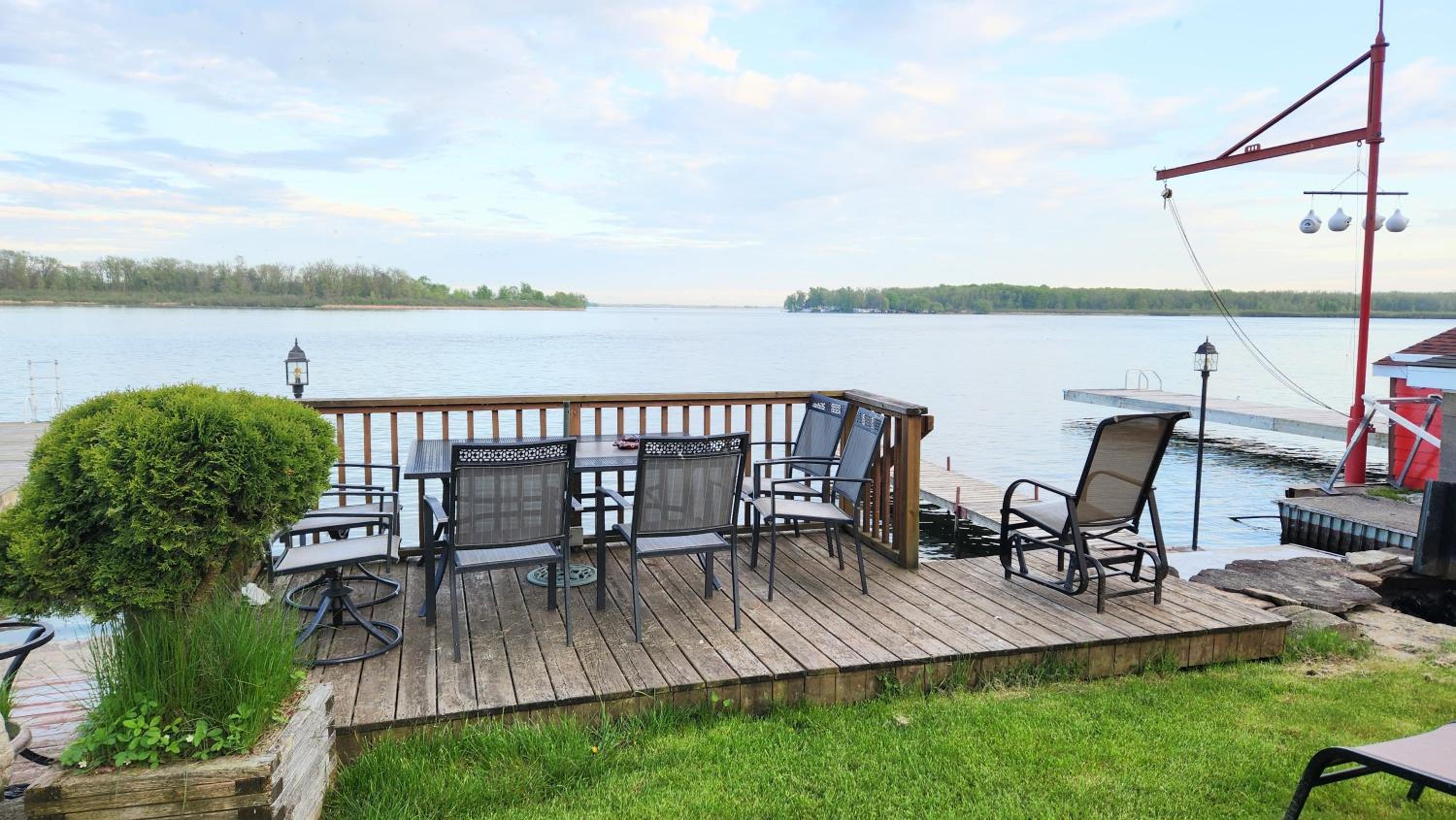 Skylight Waterfront home w/ amazing view/dock/boat