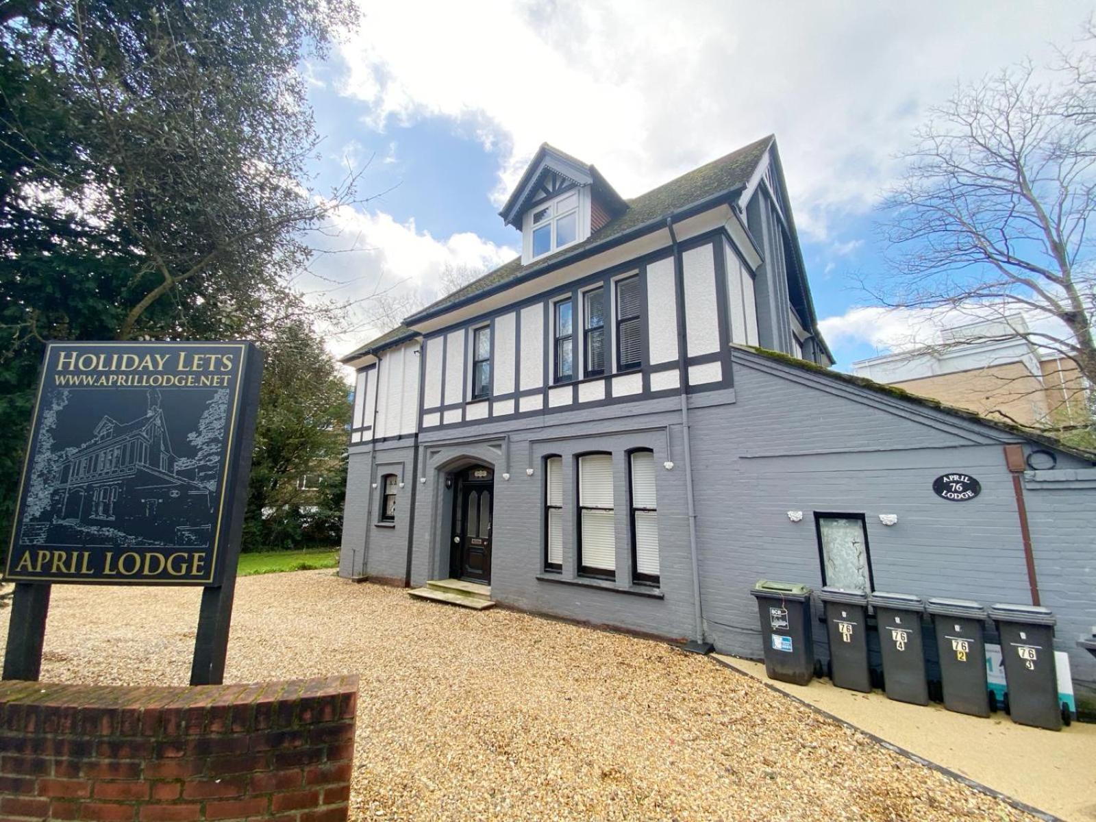 Spacious 3-Bed Coastal Stay Sleeps 6 Parking Groups Welcome