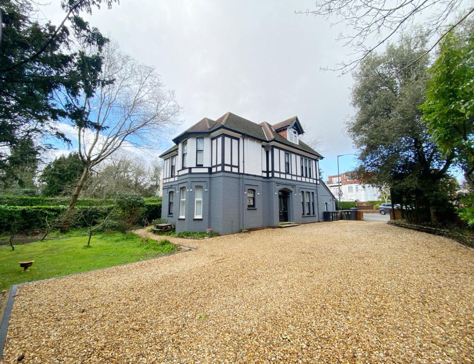 Spacious 3-Bed Coastal Stay Sleeps 6 Parking Groups Welcome