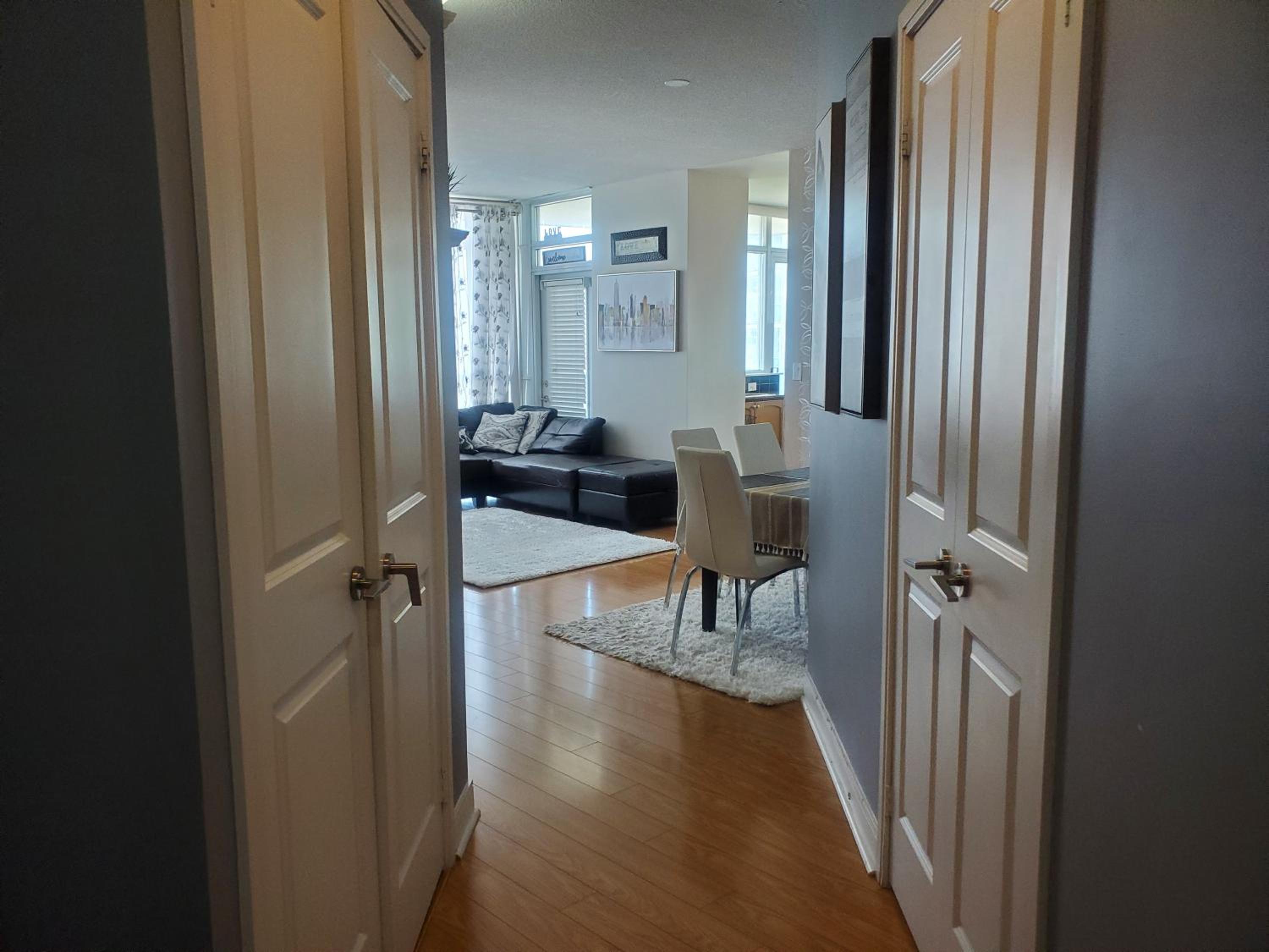 Lovely 1 bedroom Condo Downtown Mississauga Square One