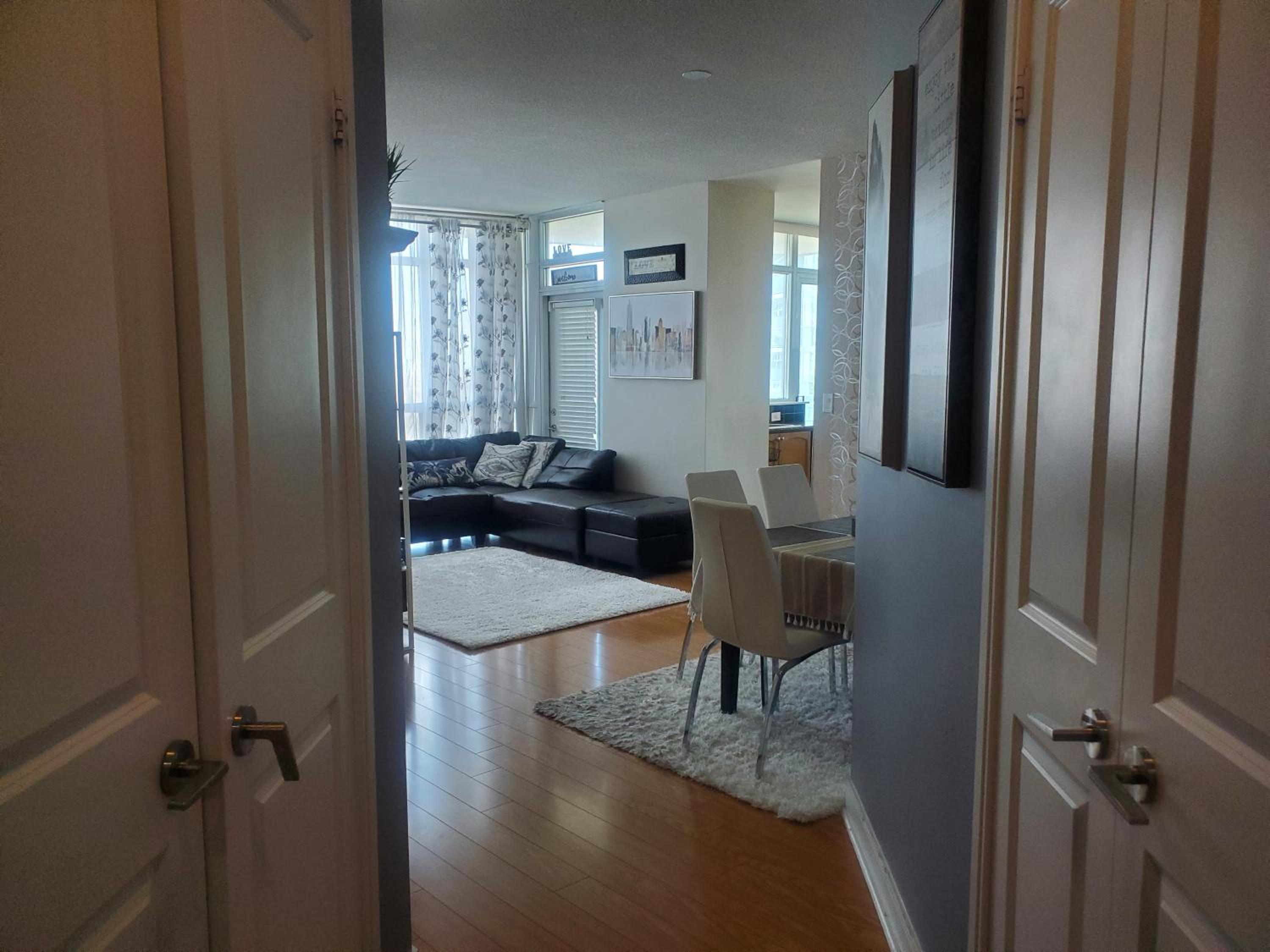 Lovely 1 bedroom Condo Downtown Mississauga Square One
