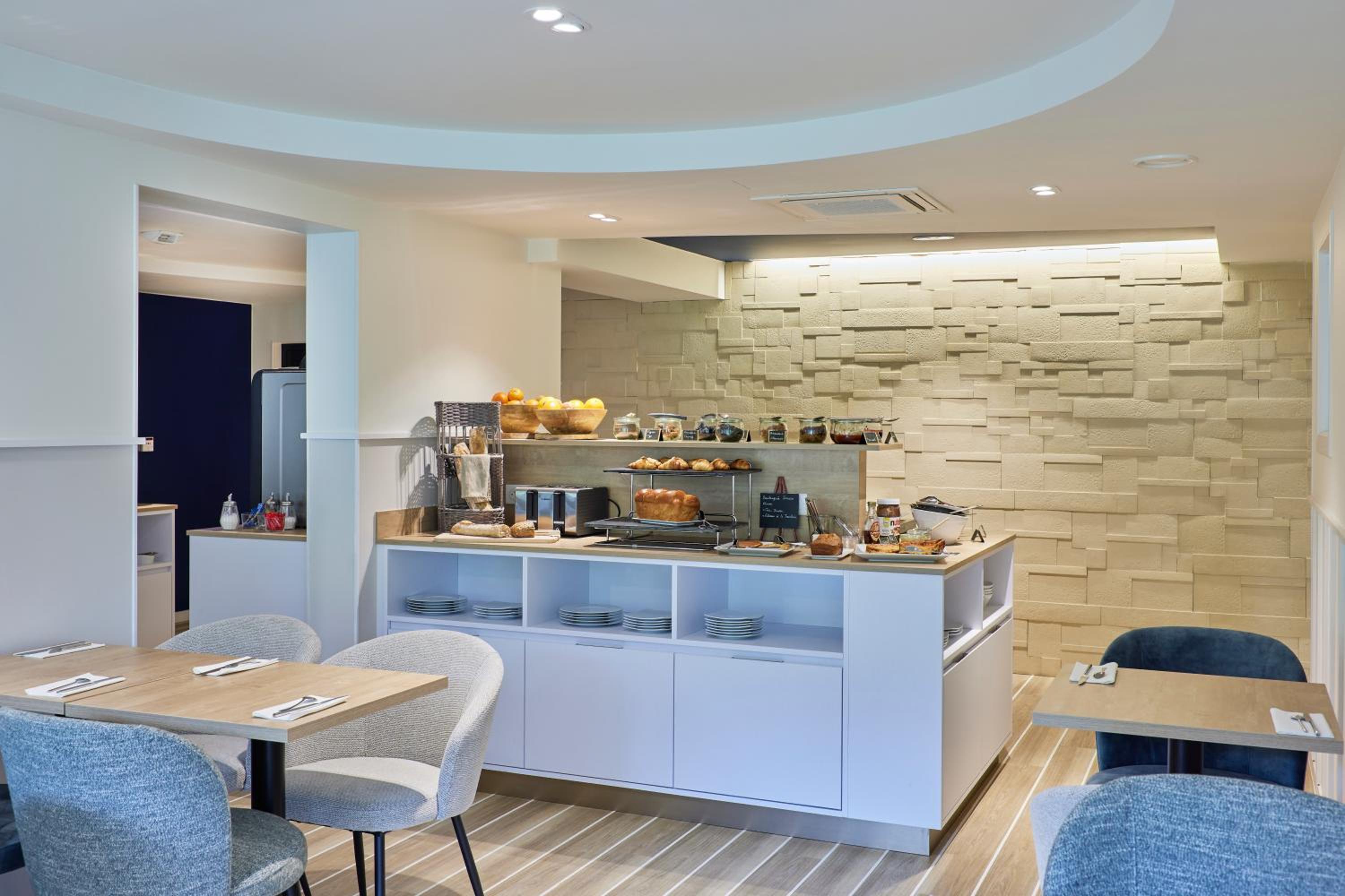 Vannes Vacations - Quality Hotel La Marebaudiere Vannes Centre - Property Image 2
